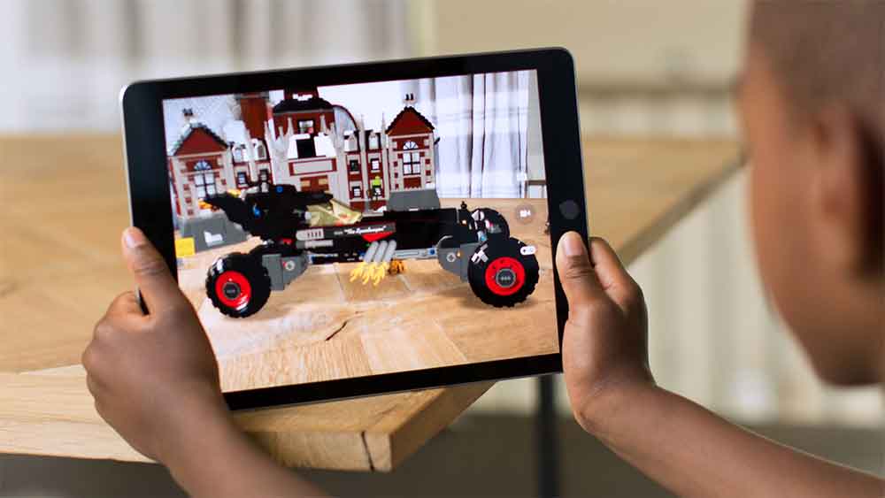 Laut dem Branchenblatt Bloomberg konzentriert sich das Unternehmen dieses Jahr auf Software und präsentiert das nächste große Update für Augmented Reality.